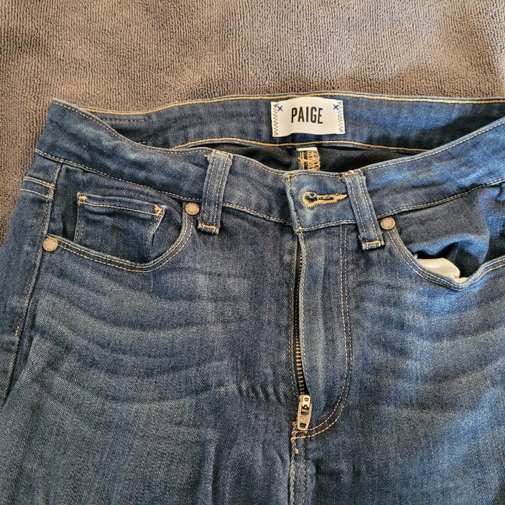 Classic fitted blue jeans in a crop cut